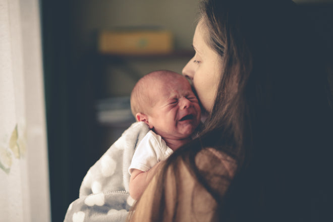 Schreiendes-Baby-mit-Mutter