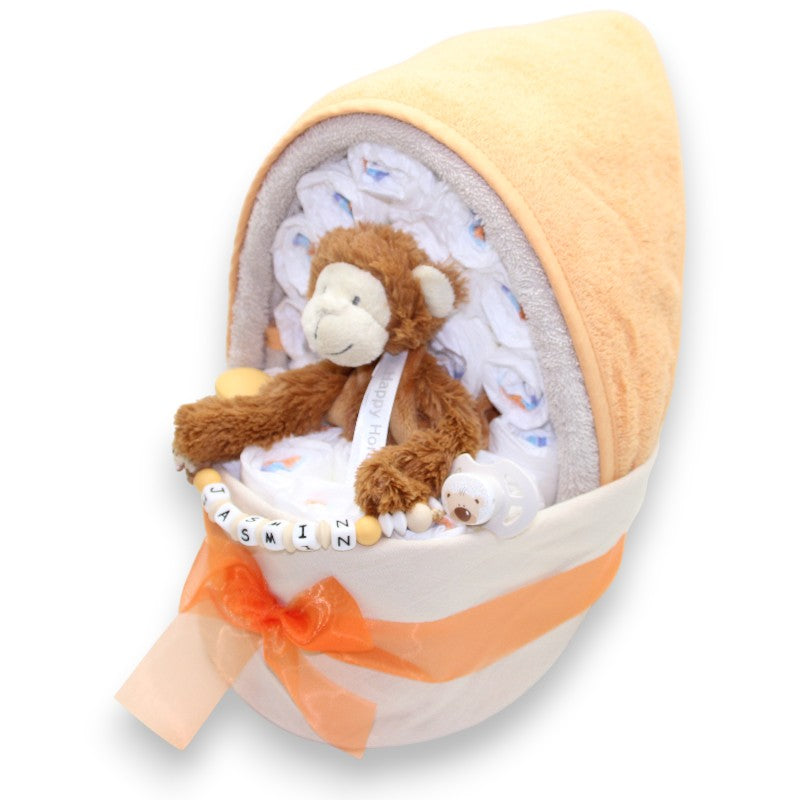 Windeltorte in Wiegenform in orange und beige